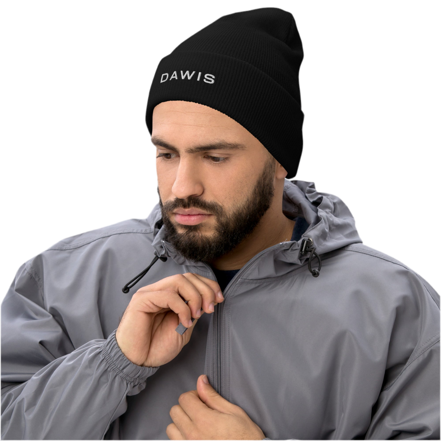 Mann trägt schwarzen DAWIS Beanie aus 100 % Turbo-Acryl, einfarbig, unisex und hypoallergen