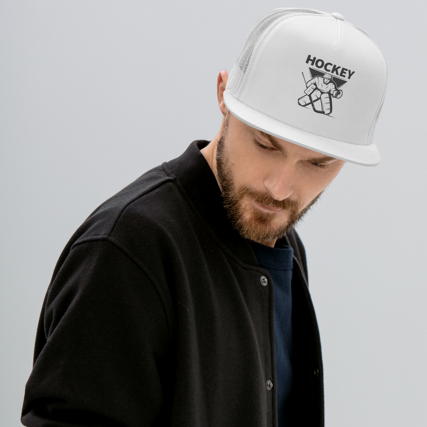 weißes Hockey Goalie Trucker Cap mit flachem Schirm und Snapback-Verschluss getragen von Mann