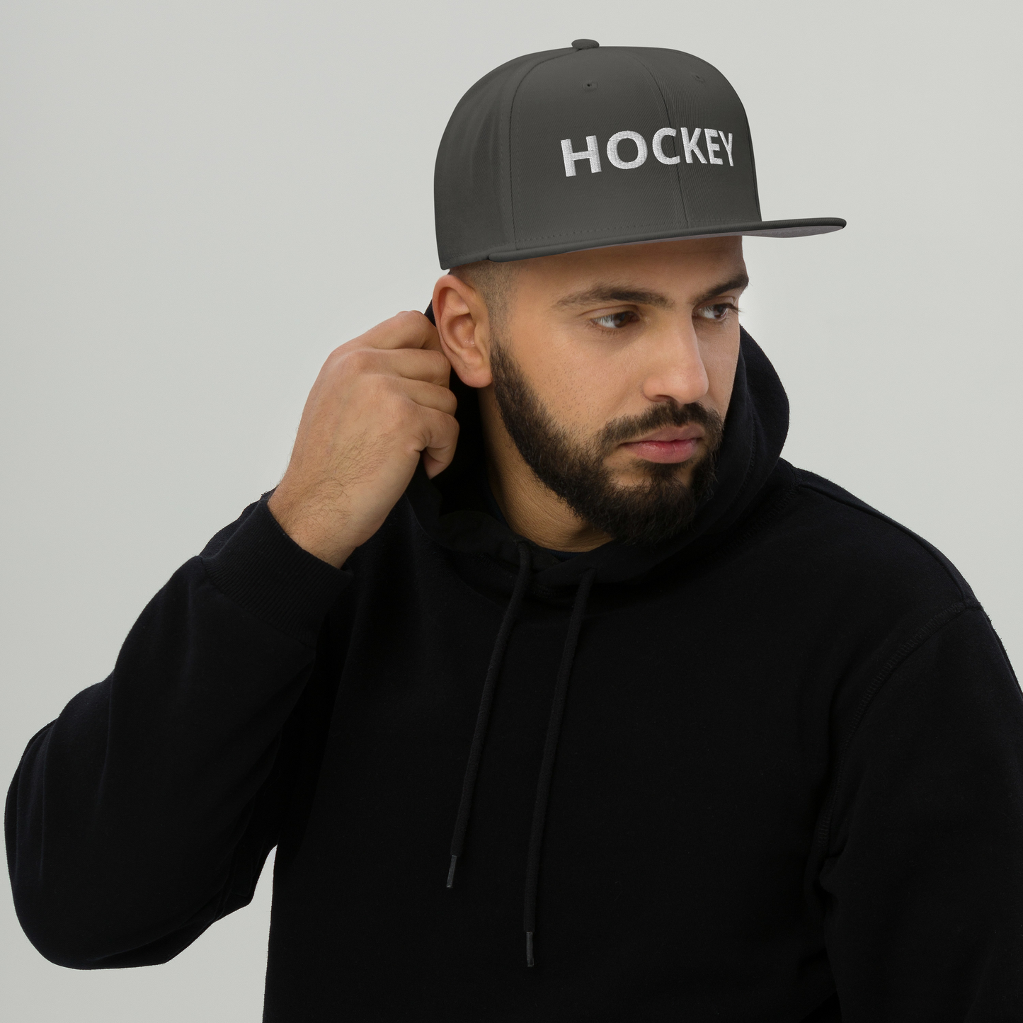 HOCKEY Snapback-Cap• 85 % Acryl, 15 % Wolle• Strukturiert, 6-Panel, High-Profile• Kunststoff-Schnappverschluss• Schirm unterseitig grau• Kopfumfang: 55 cm - 60 cm• Rohprodukt bezogen aHOCKEY Snapback-Cap