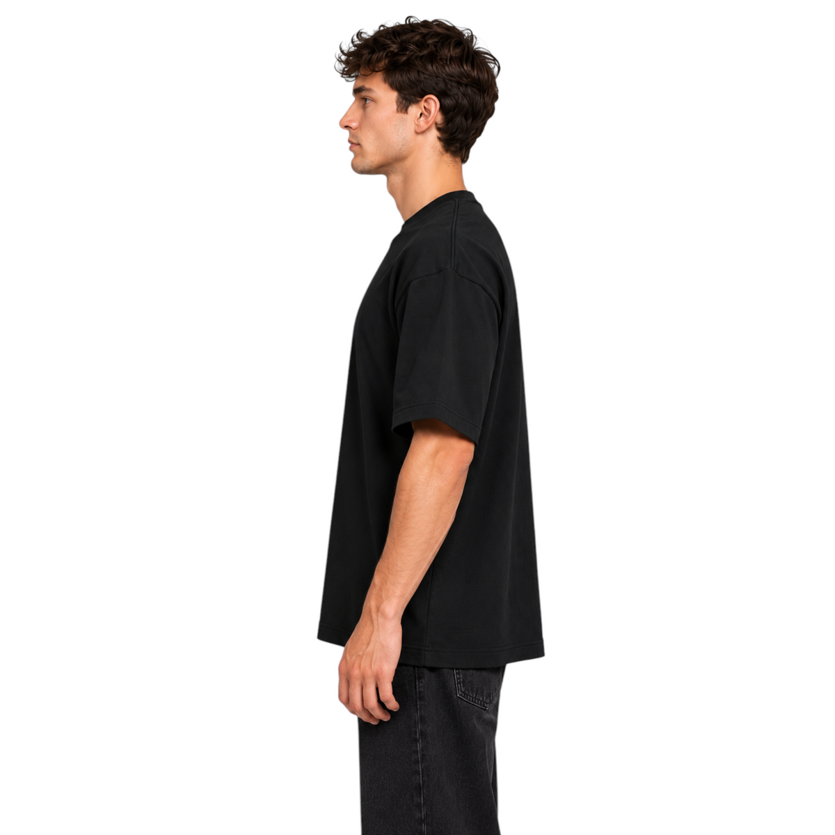 DAWIS Oversize T-Shirt in Schwarz aus schwerer Baumwolle, Seitenansicht an einem Model