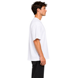 DAWIS Oversize T-Shirt in Weiß aus schwerer Baumwolle, getragen von einem Mann in Seitenansicht